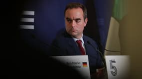 Le ministre français des Armées, Sébastien Lecornu, après une réunion des ministres de la Défense du E5 sur l'Ukraine, au Val de Grâce à Paris le 12 mars 2025. 