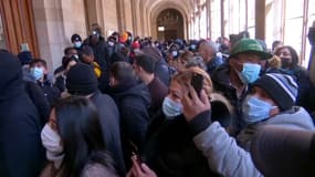 Des manifestants occupent l'Hôtel-Dieu à Paris pour demander un hébergement pour les sans-abris ce samedi