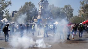 Des fumigènes sur la place de la République, le 20 avril 2019 à Paris. 