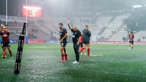 Pierre Mignoni et ses joueurs saluent les supporters après le report du match Toulon-La Rochelle, le 21 septembre 2025