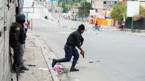 Des policiers haïtiens échangeant des coups de feu avec des membres de gangs à Port-au-Prince le 11 novembre 2024. (Photo d'archive)