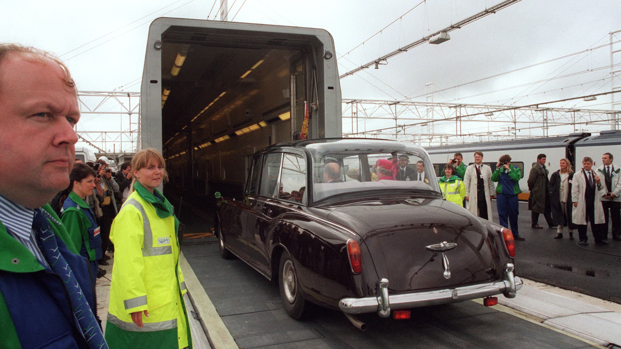 La Rolls-Royce de la reine Elizabeth II, transportant la reine et le président français François Mitterrand, embarque au terminal France de Coquelles à bord du "Shuttle" à destination du terminal anglais de Cheriton, le 6 mai 1994, au cours de l'inauguration du tunnel sous la Manche.