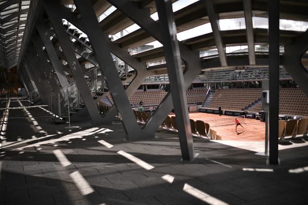 Deux athlètes sur le terrain et un stade vide (ou presque), le nouveau quotidien des joueurs et joueuses de tennis avec la crise sanitaire