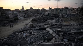 Des Palestiniens installent des tentes à côté des décombres de leurs maisons détruites dans la rue Nasser, à Gaza, le 16 octobre 2025.