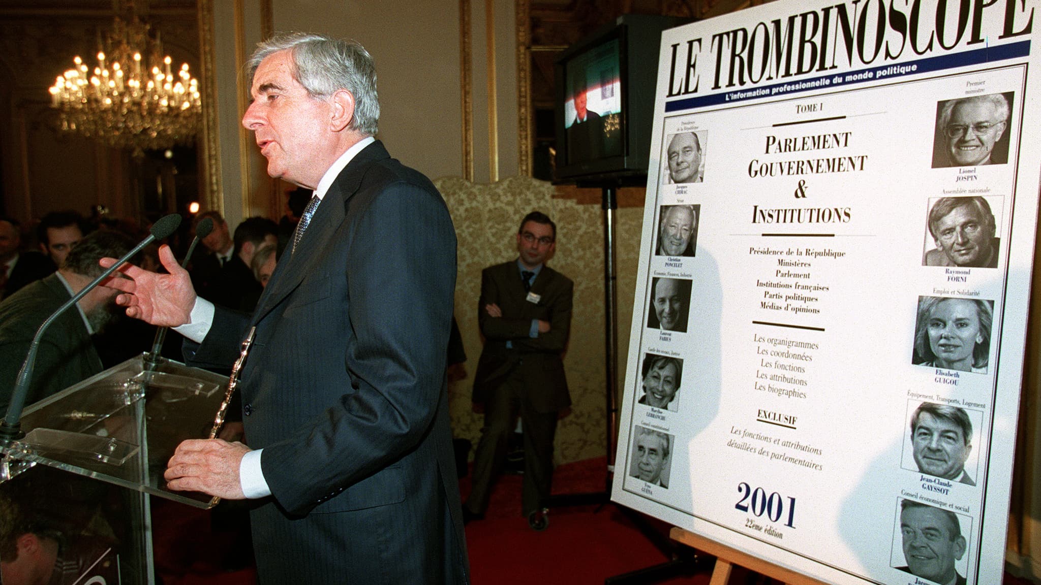 Quart d'heure de gloire. Le 5 février 2002, Jean-Pierre Chevènement reçoit le prix du Trombinoscope de la personnalité politique de l'année 2001. Quart d'heure de gloire. Le 5 février 2002, Jean-Pierre Chevènement reçoit le prix du Trombinoscope de la personnalité politique de l'année 2001.