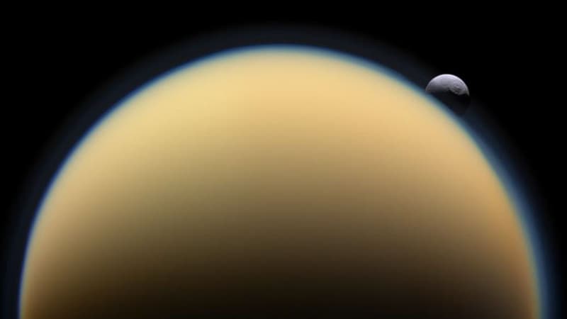 La lune saturnienne Tethys se glisse derrière Titan, sur une image de la sonde Cassini reçue le 27 janvier 2010.