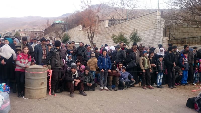Des habitants de Madaya attendent le convoi humanitaire du Croissant rouge, le 11 janvier