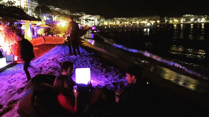 A Cannes, pendant le festival, la plage est le théâtre de soirées spectaculaires et arrosées.