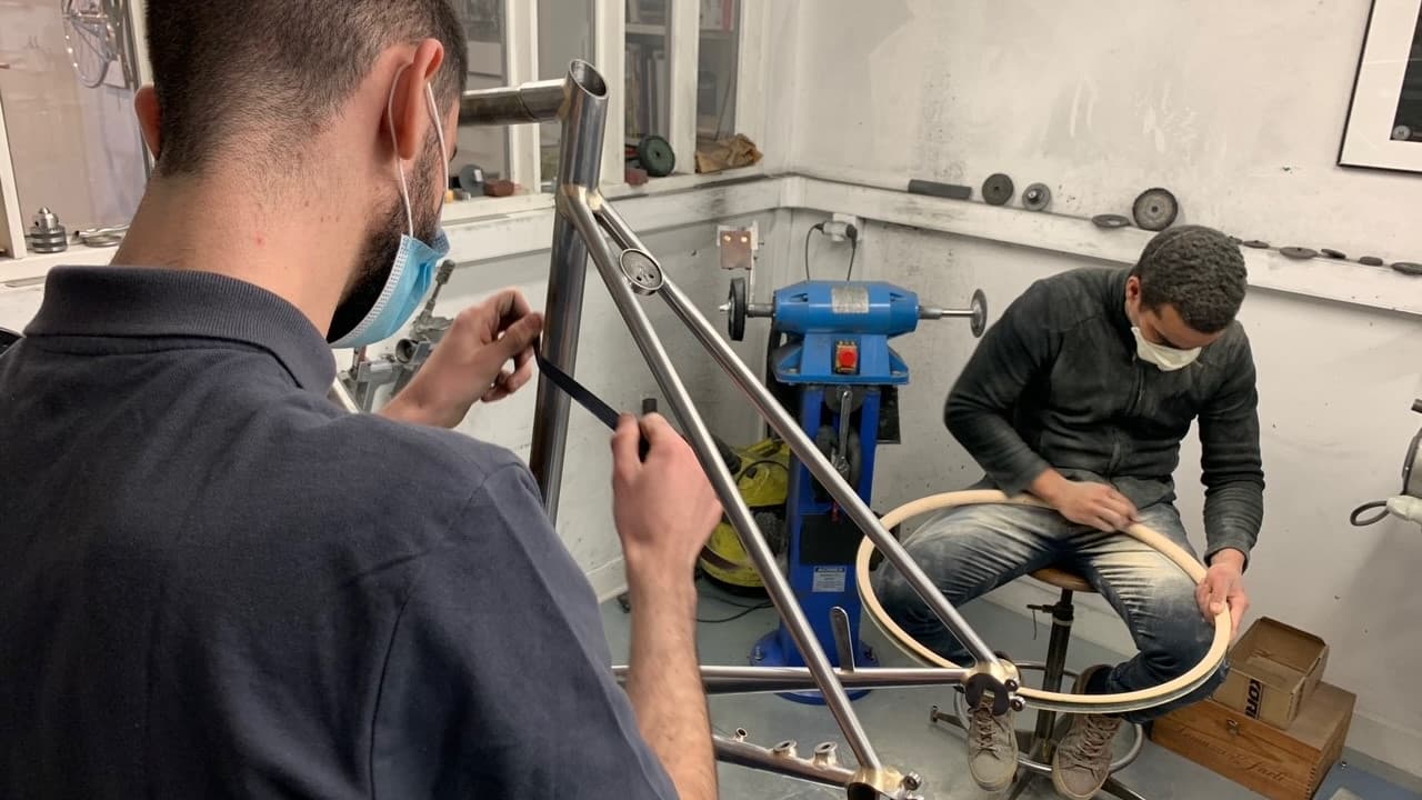 Chaque centimètre du vélo est poncé et poli à la main par des experts du métal et du bois