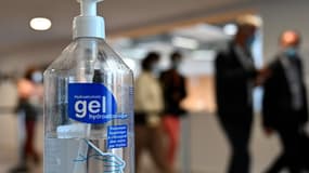 Une bouteille de gel hydroalcoolique à Bain-de-Bretagne le 28 août 2020.