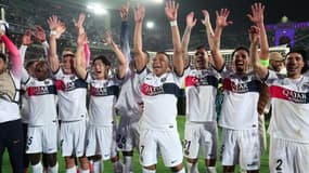 Les joueurs du Paris Saint-Germain avec au centre Kylian Mbappé, le 16 avril 2024 à Barcelone après la victoire en quart de finale de Ligue des champions. 