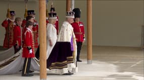 Le roi Charles III face au personnel du palais de Buckingham après son couronnement, le 6 mai 2023.