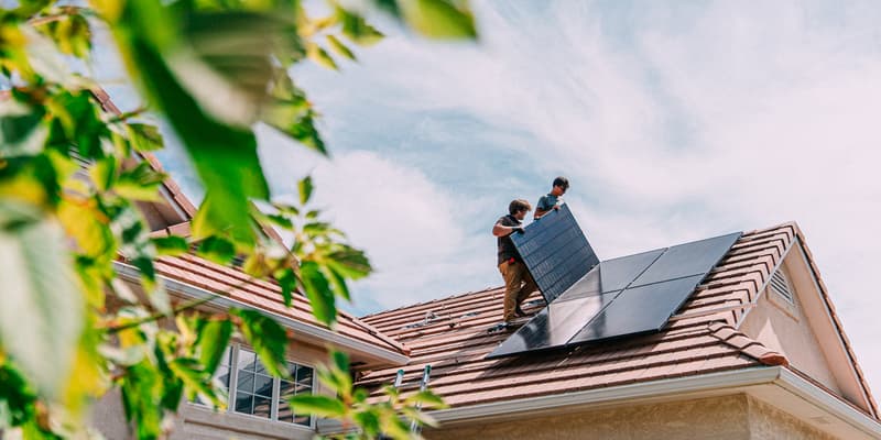 Climat Green, entreprise certifiée RGE, est spécialiste dans l’installation de panneaux photovoltaïques, l’isolation thermique et l’installation de pompes à chaleur