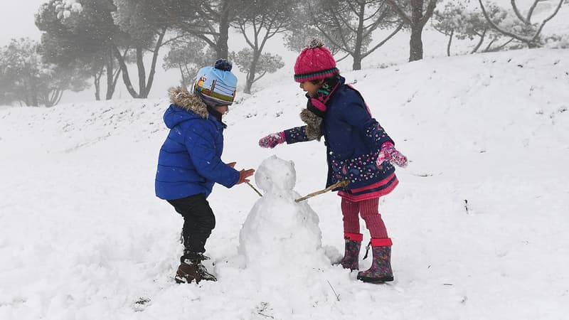 Des enfants jouent sous la neige, ce samedi 2 décembre, près de la route de la Gineste, entre Marseille et Cassis, dans les Bouches-du-Rhône.