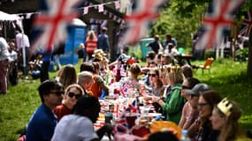 Au lendemain du couronnement, les Britanniques ont célébré le "Big Lunch" à travers le pays (ici dans le quartier de Brixton à Londres), le 7 mai 2023.