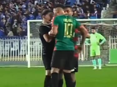 Youcef Belaïli s'en prend à Ghada Mehat, l'arbitre du quart de finale de Coupe d'Algérie entre Tlemcen et le MC Alger, le 14 avril 2024