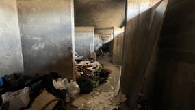 Des habitants de la cité Consolat à Marseille sont obligés de traverser des étages jonchés par les déchets pour rejoindre leur logement.