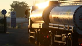 Un camion-citerne approche d'un dépôt de carburant à Vern-sur-Seiche, près de Rennes, le 3 décembre 2019 (ILLUSTRATION)