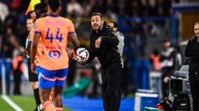 Roberto De Zerbi donne des consignes lors du match Strasbourg-OM (1-0, L1), le 29 septembre 2024
