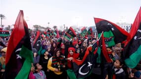 Des milliers de Libyens, mettant de côté leurs divergences, sont descendus dans la rue dimanche, comme ici à Tripoli, pour fêter le deuxième anniversaire du début du soulèvement contre Mouammar Kadhafi. /Photo prise le 17 février 2013/REUTERS/Ismail Zitou