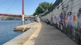 Les quais de Saône tagués, à Lyon, en juin 2023.