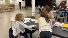 Des enfants faisant école dans la salle des fêtes de Saint-Venant après les crues