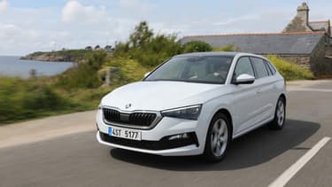A côté de l’arrivée du petit SUV Kamiq, Skoda lance ce printemps la Scala. Le constructeur tchèque propose désormais une vraie compacte, qui met l’accent avant tout sur le confort.