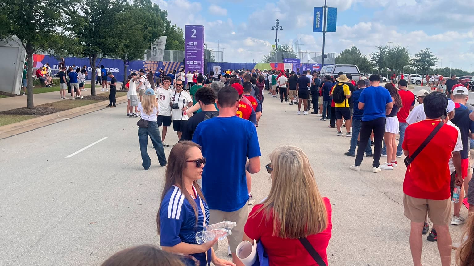 Les supporters déjà nombreux au stade pour la demi-finale France-Espagne au Mondial, le 14 juillet 2026
