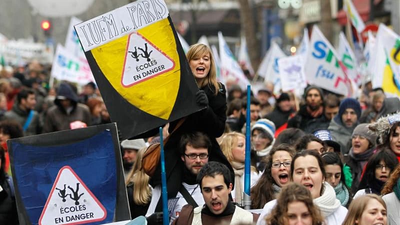 Dans le cortège parisien. La grève de mardi dans les écoles, collèges et lycées de France est peu suivie selon le ministère de l'Education nationale, mais les syndicats affirment qu'il s'agit d'un succès, notamment dans le second degré. Plusieurs syndicat