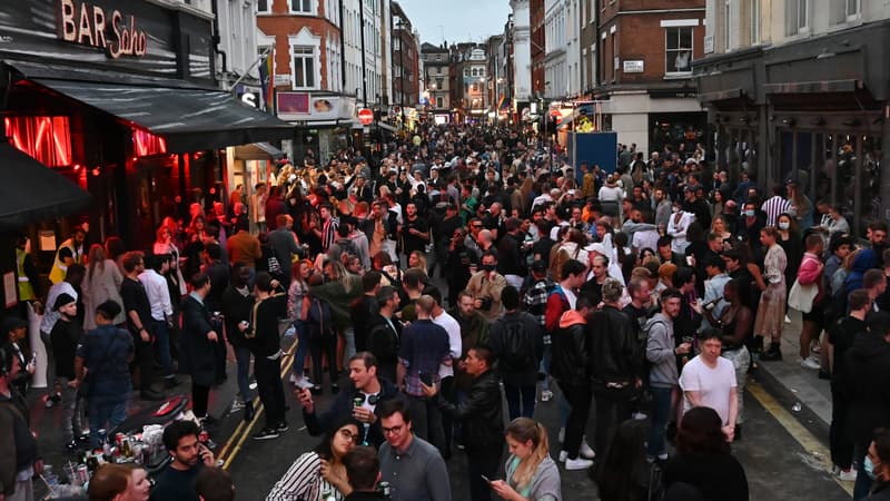 Coronavirus: une nuit "hors de contrôle" en Angleterre après la réouverture des pubs