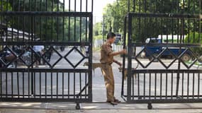 Un garde ferme la porte d'une prison birmane après une libération de prisonniers en 2014 (illustration)