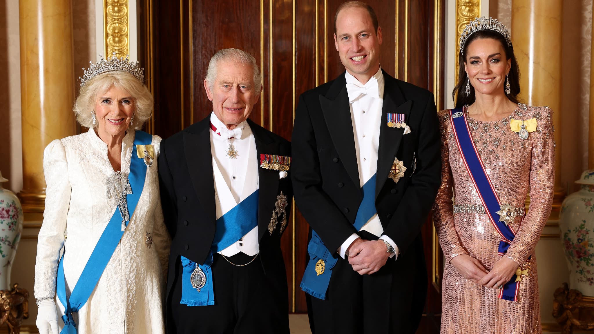 Geconfronteerd met beschuldigingen van racisme verschijnen Charles, Camilla, Kate en William samen op een foto