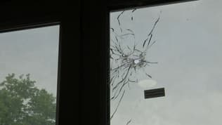 Un impact de balle tirée le samedi 27 avril 2024 dans une vitre d'un appartement d'un immeuble de la cité de la Valbarelle, dans le 11e arrondissement de Marseille (Bouches-du-Rhône).