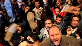L'espoir a cédé la place à la colère, ici place Tahrir, au Caire, après l'annonce par Hosni Moubarak du transfert de ses pouvoirs au vice-président Omar Souleimane. Les détracteurs du président égyptien entendent procéder vendredi à nouvelle démonstration