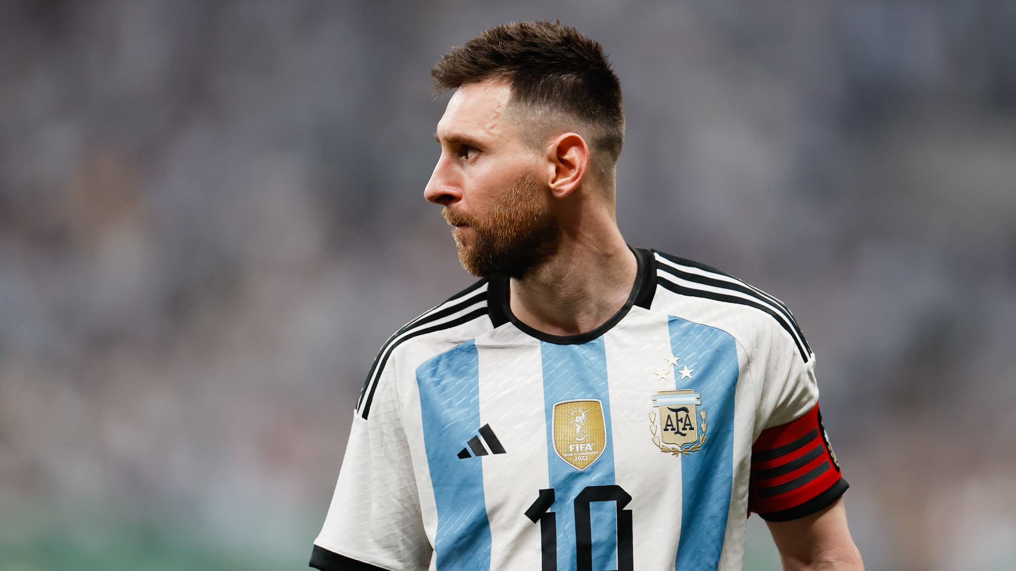 Messi todavía lleva la cinta de la suerte que le regaló un periodista en el Mundial 2018