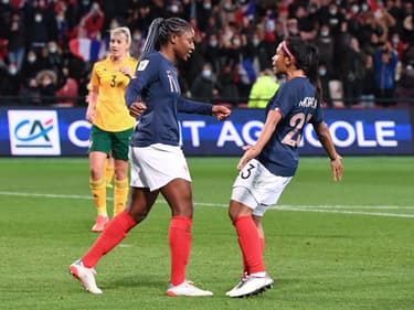 Diani et Morroni lors du match France-Galles, à Guingamp le 30 novembre 2021