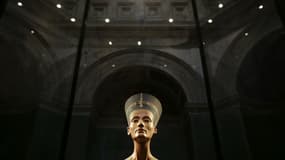 Le célèbre buste de Néfertiti exposé au Neues Museum de Berlin.