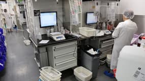 Un préparateur en pharmacie travaille dans le laboratoire de la pharmacie Delpech à Paris, le 28 septembre 2023. Photo d'illustration
