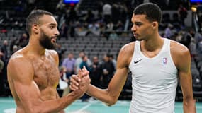 Rudy Gobert et Victor Wembanyama échangent leur maillot après le match entre San Antonio et Minnesota