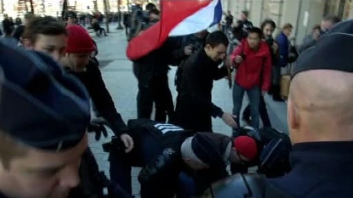 Heurts entre manifestants venus huer François Hollande, en marge des commémorations du 11-Novembre et forces de l'ordre.