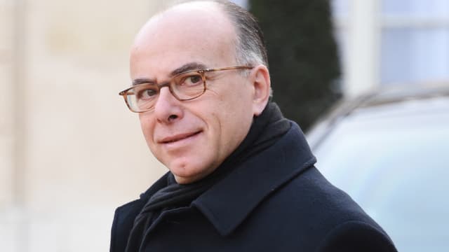Bernard Cazeneuve, le ministre de l'Intérieur, progresse de 17 points dans les sondages.