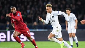 Wijnaldum face à Neymar lors d'un match de Ligue des champions entre Liverpool et le Paris Saint-Germain, en novembre 2018