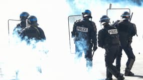 Policiers en opération de maintien de l'ordre