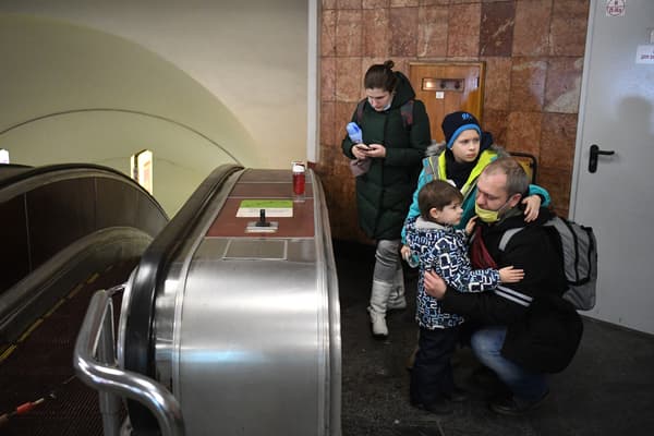 Des personnes s'abritent dans une station de métro à Kiev dans la matinée du 24 février 2022.