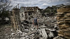 Un homme marche dans des ruines à Sloviansk, en Ukraine, le 1er juin 2022. (Photo d'illustration)