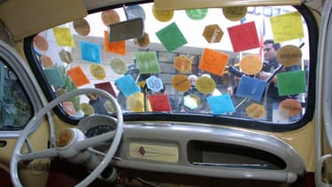 Image d'illustration - Une voiture qui porte sur son pare-brise toutes les vignettes automobiles éditées entre 1957 et 2000.