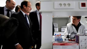 François Hollande à l'hôpital Robert Debré à Paris. Le candidat socialiste à l'élection présidentielle a présenté jeudi ses priorités en matière de politique de santé, qui passera notamment par de nouveaux plans cancer et Alzheimer et la défense de l'hôpi