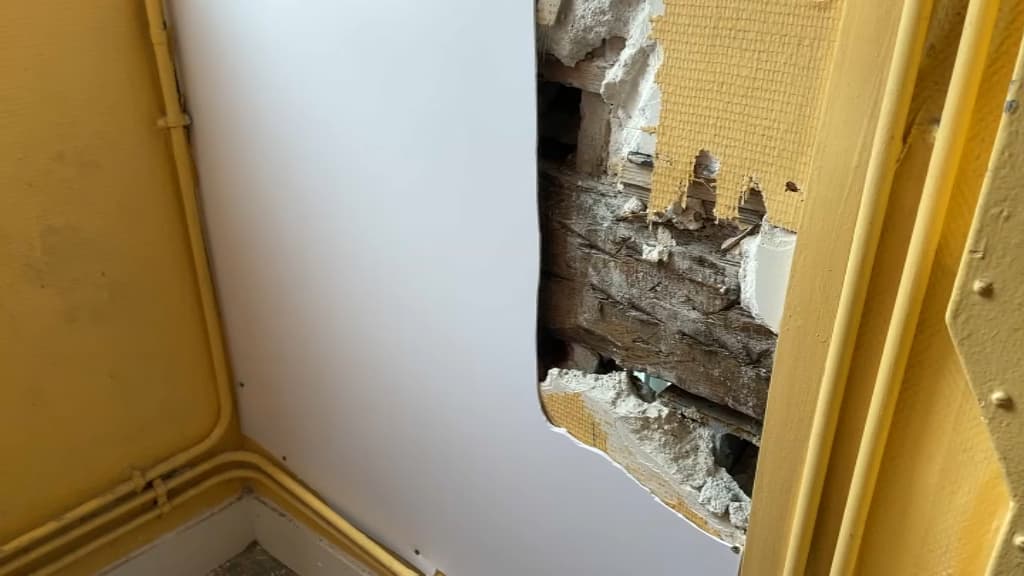 Certains murs sont extrêmement délabrés dans cet immeuble du 14e arrondissement de Paris