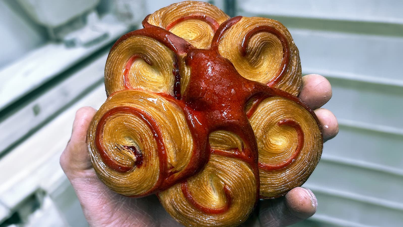 Les viennoiseries sont préparées avec du beurre AOP et du lait entier pasteurisé. Les viennoiseries sont préparées avec du beurre AOP et du lait entier pasteurisé.