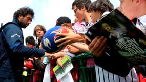 Yoann Huget avec les supporters pendant la prÃ©paration de l'Ã©quipe de France